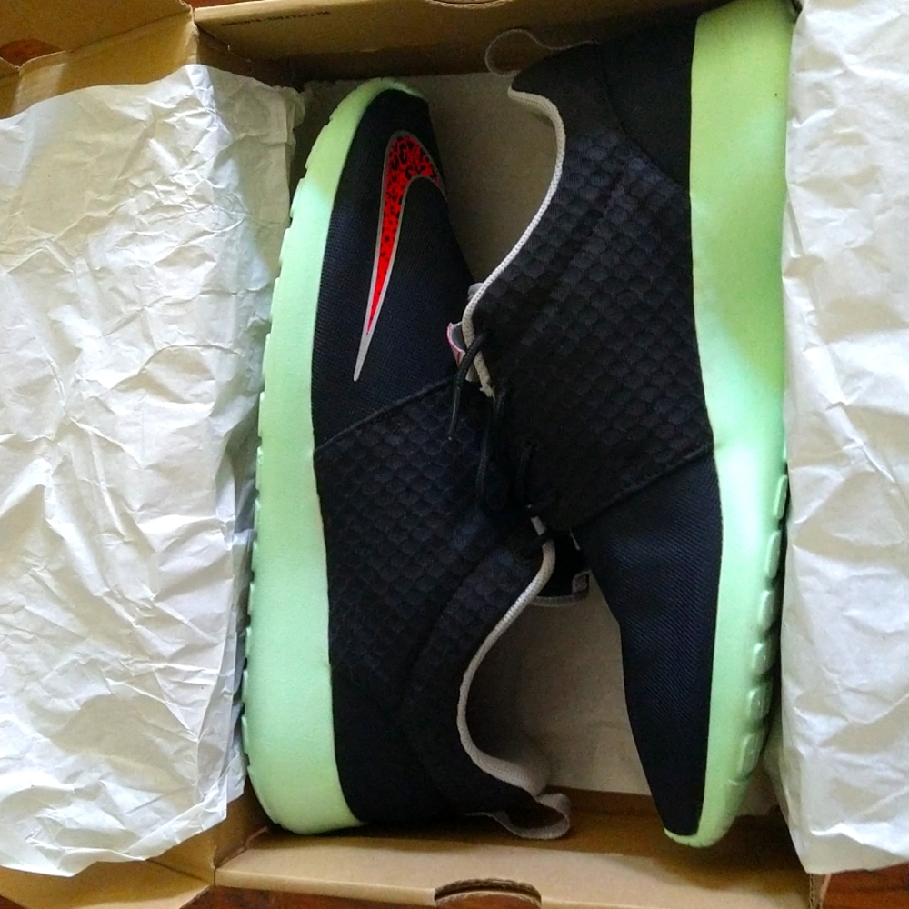 Nike Rosherun FB size 12 Black/Pink Flash/Mint/Chrome
